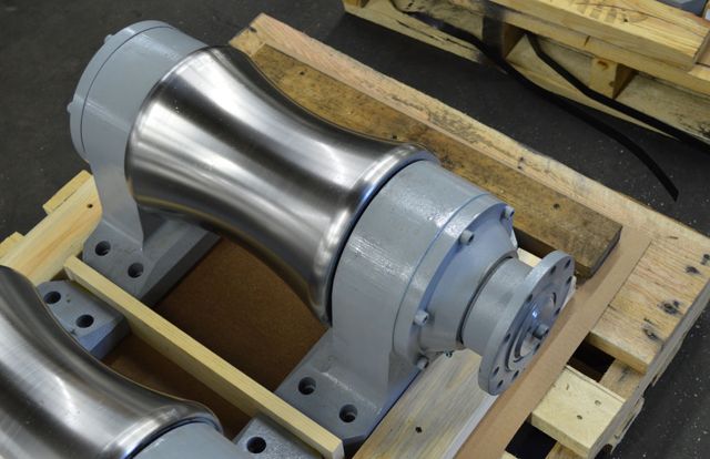 A straightener roll assembly